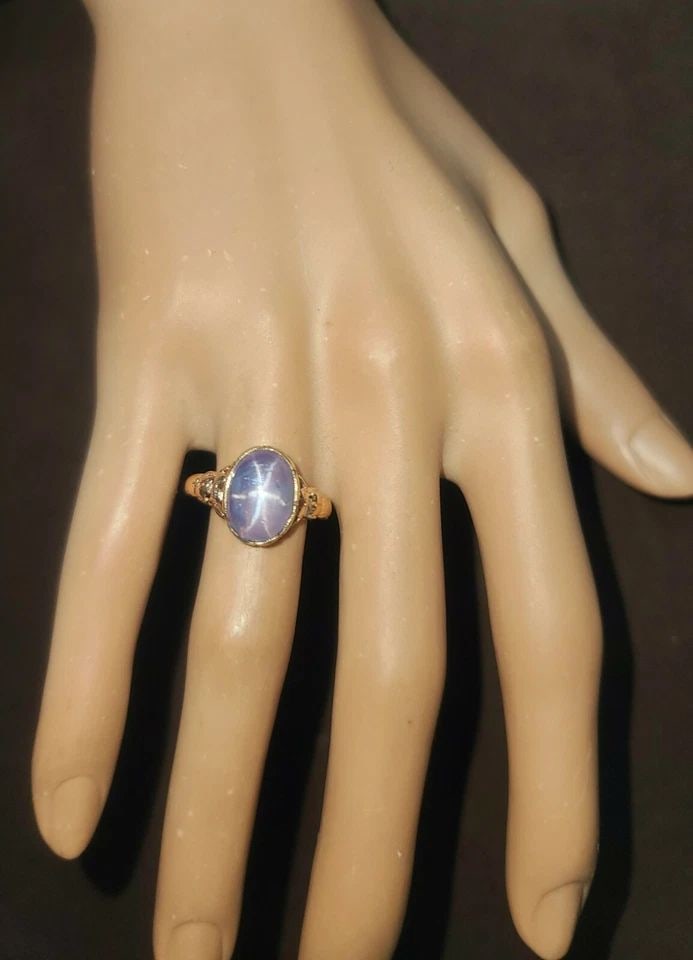 VINTAGE 10K YELLOW GOLD ENGAGEMENT RING 7.25CT.NATURAL LIGHT BLUE STAR SAPPHIRE: VINTAGE 10K YELLOW GOLD ENGAGEMENT RING 7.25CT.NATURAL LIGHT BLUE STAR SAPPHIRE Gorgeous Antique 10k yellow gold ring set with magnificent natural star sapphire pale blue sapphire. center set bezel se