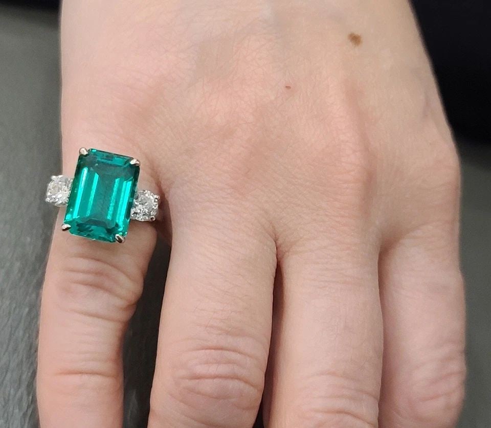 VINTAGE 14K WHITE GOLD ENGAGEMENT RING 7.38CT. LAB-GROWN GEM GREEN EMERALD: VINTAGE 14K WHITE GOLD ENGAGEMENT RING 7.38CT.GEM GREEN EMERALD This vintage 14k white gold engagement ring is a stunning piece of fine jewelry that will capture everyone's attention. The ring feature