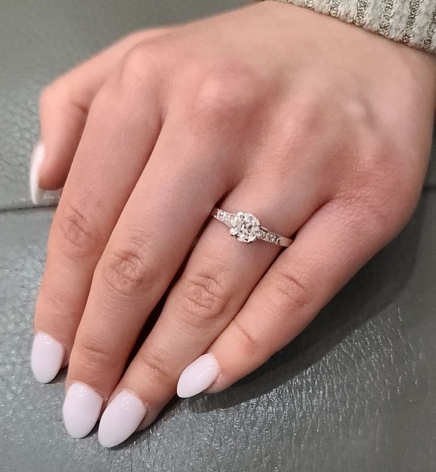 VINTAGE PLATINUM ENGAGEMENT RING 0.85CT.NATURAL OLD MINE CUT DIAMOND CIRC 1930': VINTAGE PLATINUM ENGAGEMENT RING 0.85CT.NATURAL OLD MINE CUT DIAMOND CIRC 1930' Vintage platinum euro cut diamond engagement RING circ 1930's CENTER natural old mine cut diamond WEIGHT 0.85CT SIZE 5.6
