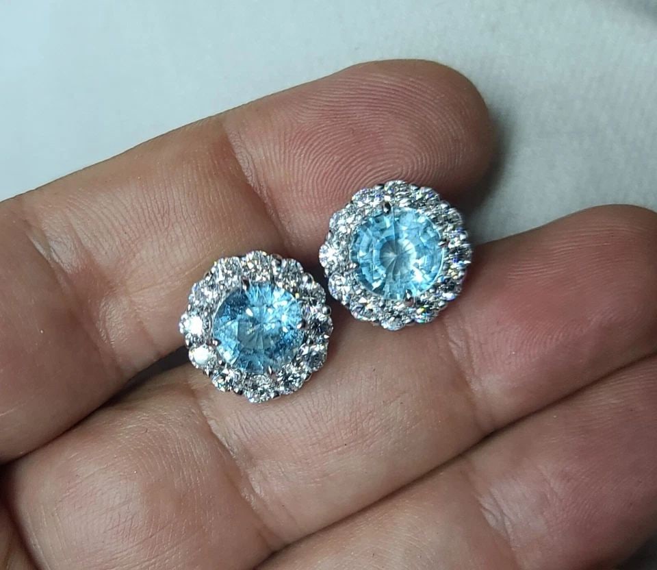 NATURAL SKY BLUE ROUND AQUAMARINE DIAMOND STUDS EARRINGS 4.64CT 14K WHITE GOLD: NATURAL SKY BLUE ROUND AQUAMARINE DIAMOND STUDS EARRINGS 4.64CT 14K WHITE GOLD Presenting a pair of Gorgeous natural sky blue aquamarine 14k white Gold studs Earring. two centers sky blue aquamarine s