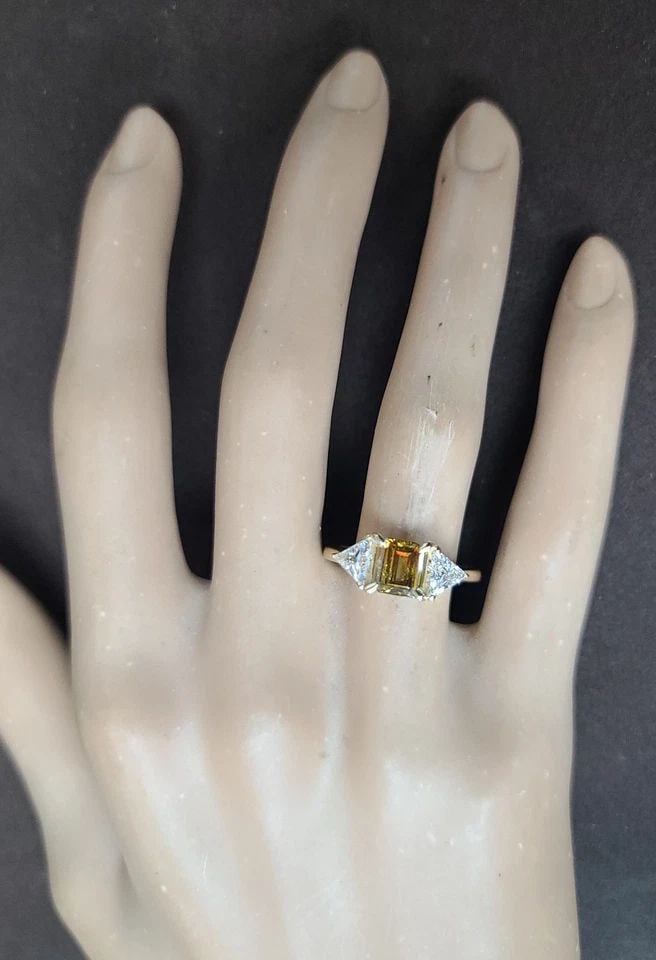 14K YELLOW GOLD VINTAGE ENGAGEMENT RING 1.02CT. CHAMPAGNE DIAMOND EMERALD CUT: This beautiful vintage engagement ring is a true masterpiece. Crafted from 14k yellow gold, it features a stunning 1.02ct. Natural champagne diamond in an emerald cut. Size 6.8x6.5mm SI2 clarity, full