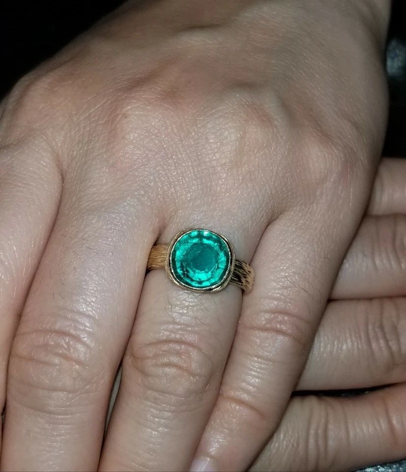 VINTAGE 18K YELLOW GOLD ENGAGEMENT RING 3.03CT.LAB GROWN ROUND GREEN EMERALD: VINTAGE 18K YELLOW GOLD ENGAGEMENT RING 3.03CT.GEM ROUND GREEN EMERALD This stunning vintage ring is crafted from 18K yellow gold and features a beautiful round green lab-grown emerald as its centerpi
