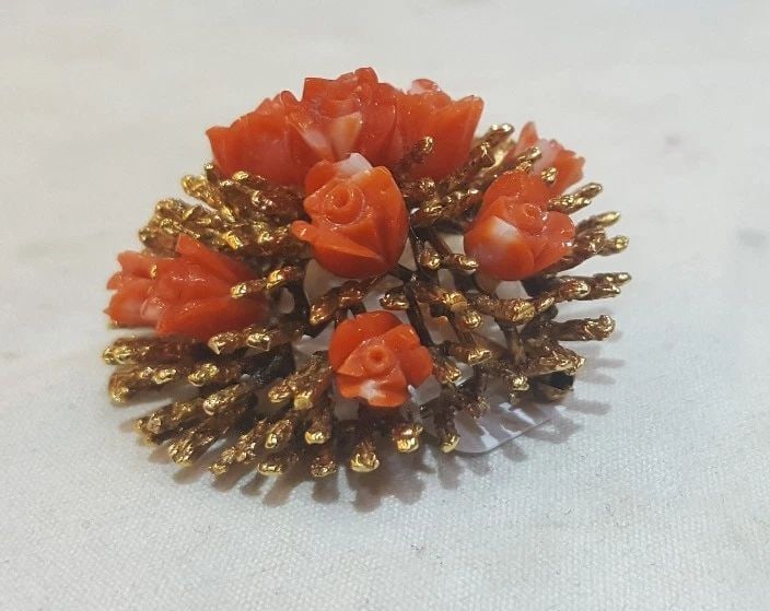 VINTAGE 18K YELLOW GOLD FLOWER RED CORAL BROOCH (1 of 2)