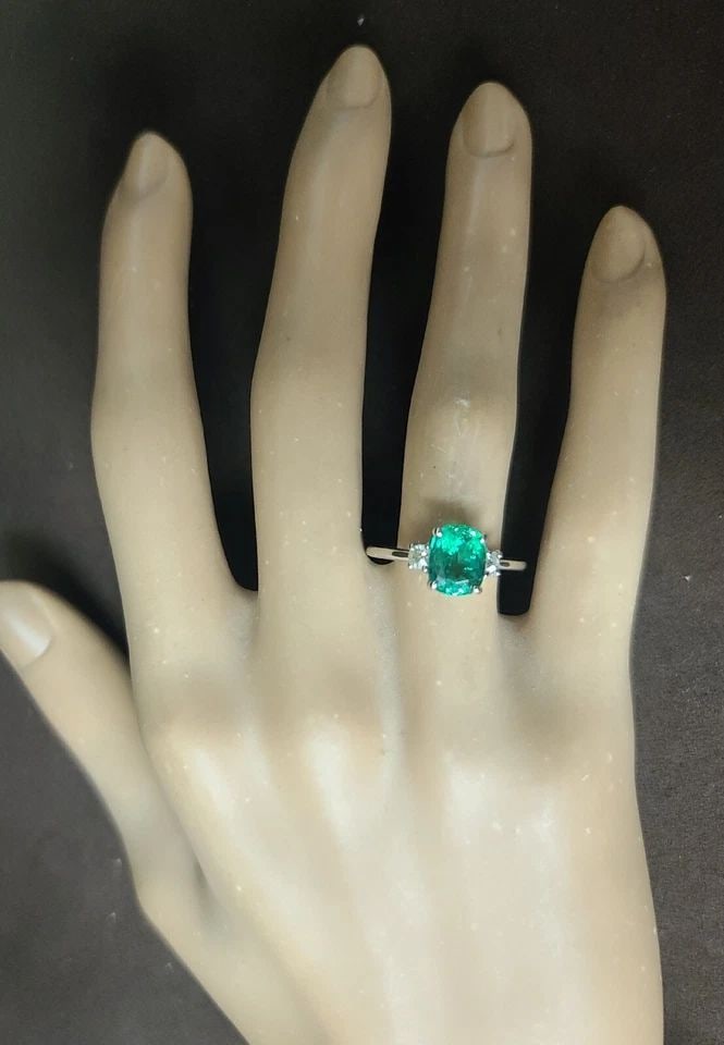 VINTAGE 14K WHITE GOLD ENGAGEMENT RING 1.75CT. NATURAL GREEN EMERALD CUSHION CUT: VINTAGE 14K WHITE GOLD ENGAGEMENT RING 1.75CT. NATURAL GREEN EMERALD CUSHION CUT GORGEOUS VINTAGE 14K WHITE GOLD gem natural green emerald in cushion shape center natural emerald weight 1.75ct. size 8