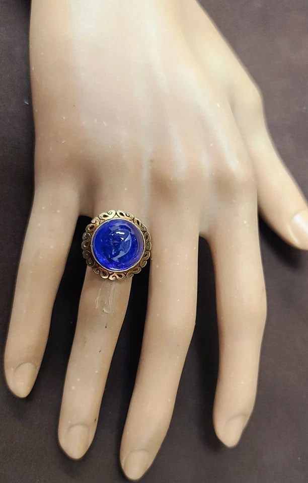 VINTAGE 10K YELLOW GOLD 13.32CT. NATURAL TANZANITE CABOCHON ROUND CIRC 1920'S: VINTAGE 10K YELLOW GOLD 13.32CT. NATURAL TANZANITE CABOCHON ROUND CIRC 1920'S This vintage 10K yellow gold ring features a stunning 13.32CT natural Tanzanite cabochon in a round shape, making it a uni