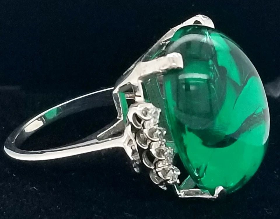 VINTAGE 14K WHITE GOLD RING 21.35CT. LAB GROWN GREEN EMERALD CABOCHON SHAPE: VINTAGE 14K WHITE GOLD RING 21.35CT. GEM GREEN EMERALD Vintage 14K WHITE GOLD gem green Colombia lab flux grown emerald in cabochon oval shape center emerald weight 21.35ct. size 20x15mm very nice ric