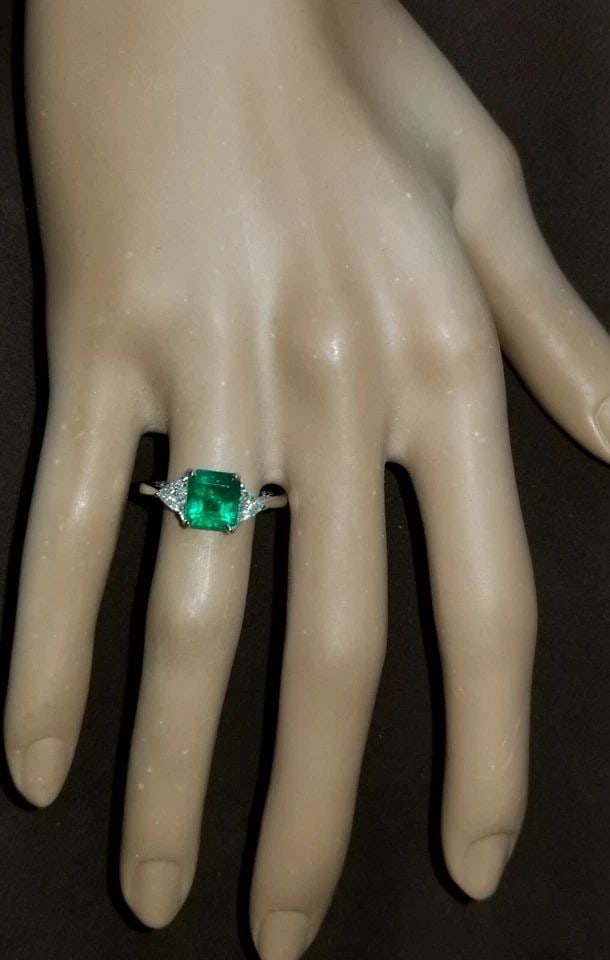 VINTAGE 14K WHITE GOLD ENGAGEMENT RING 1.70CT.NATURAL GREEN EMERALD SQUARE CUT: VINTAGE 14K WHITE GOLD ENGAGEMENT RING 1.70CT. NATURAL GREEN EMERALD Gorgeous Vintage 14k white gold ring green natural green emerald center natural emerald weight 1.70ct. Size 7x7.6mm very nice quali