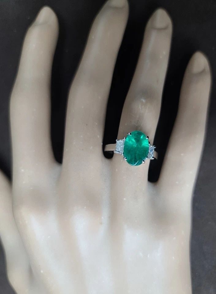 VINTAGE 14K WHITE GOLD ENGAGEMENT RING 2.36CT.NATURAL GREEN EMERALD OVAL SHAPE: VINTAGE 14K WHITE GOLD ENGAGEMENT RING 2.36CT.NATURAL GREEN EMERALD OVAL SHAPE Gorgeous Vintage 14k white gold engagement ring gem natural emerald in an oval shape. center natural emerald weight 2.36c