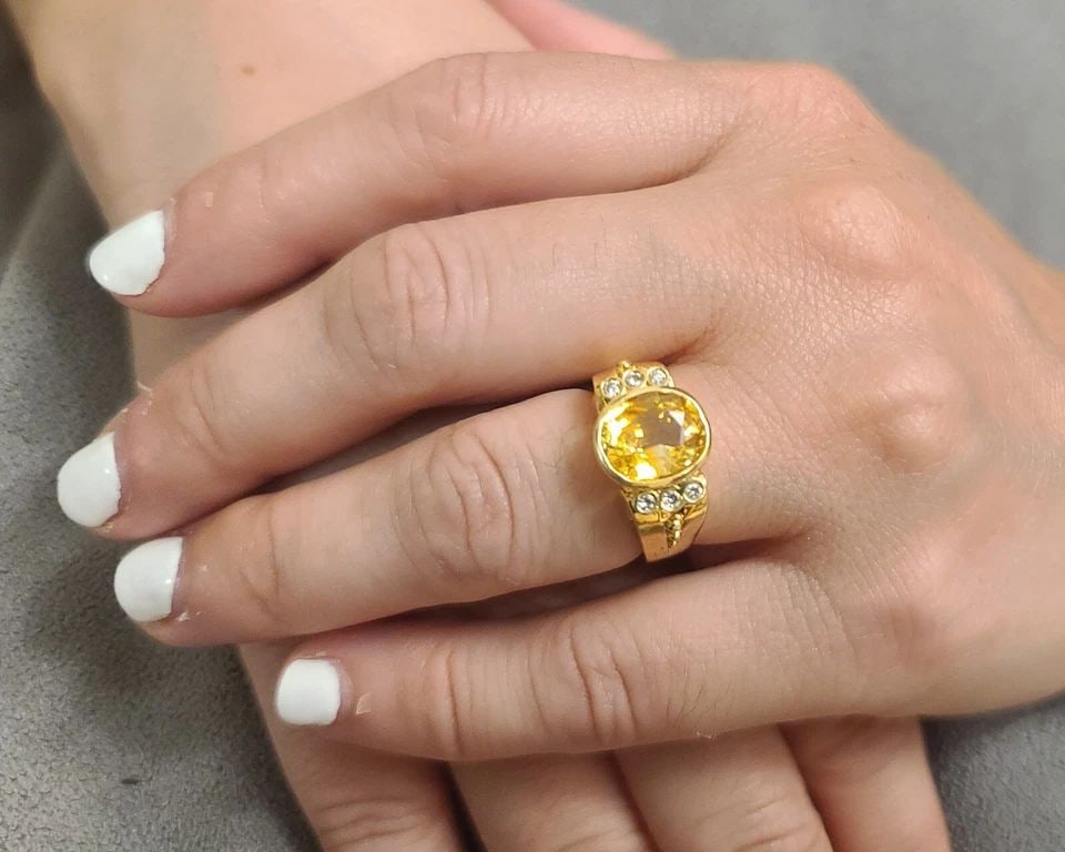 VINTAGE 18K YELLOW GOLD BEZEL RING 3.79CT.NATURAL DIAMOND &YELLOW SAPPHIRE OVAL: VINTAGE 18K YELLOW GOLD BEZEL RING 3.79CT.NATURAL DIAMOND &YELLOW SAPPHIRE OVAL This exquisite vintage ring boasts a stunning 3.79ct natural oval yellow sapphire set in 18k yellow gold. SIZE 11.87mm V
