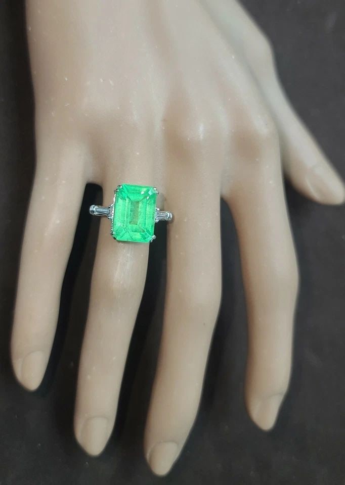 VINTAGE 14K WHITE GOLD ENGAGEMENT RING 9.25CT.MINT LAB-GROWN GREEN EMERALD (1 of 2)