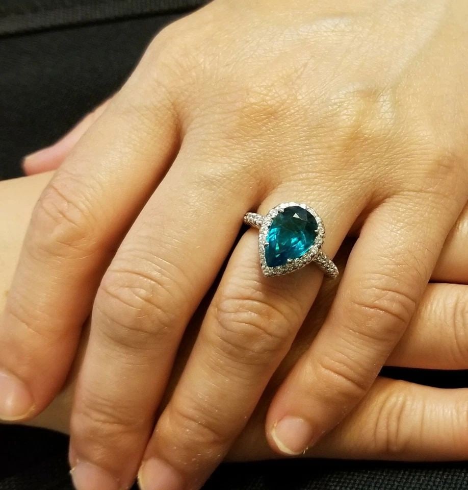18K WHITE GOLD ENGAGEMENT RING 3.24CT. LAB GROWN GREEN EMERALD PEAR SHAPE (1 of 2)