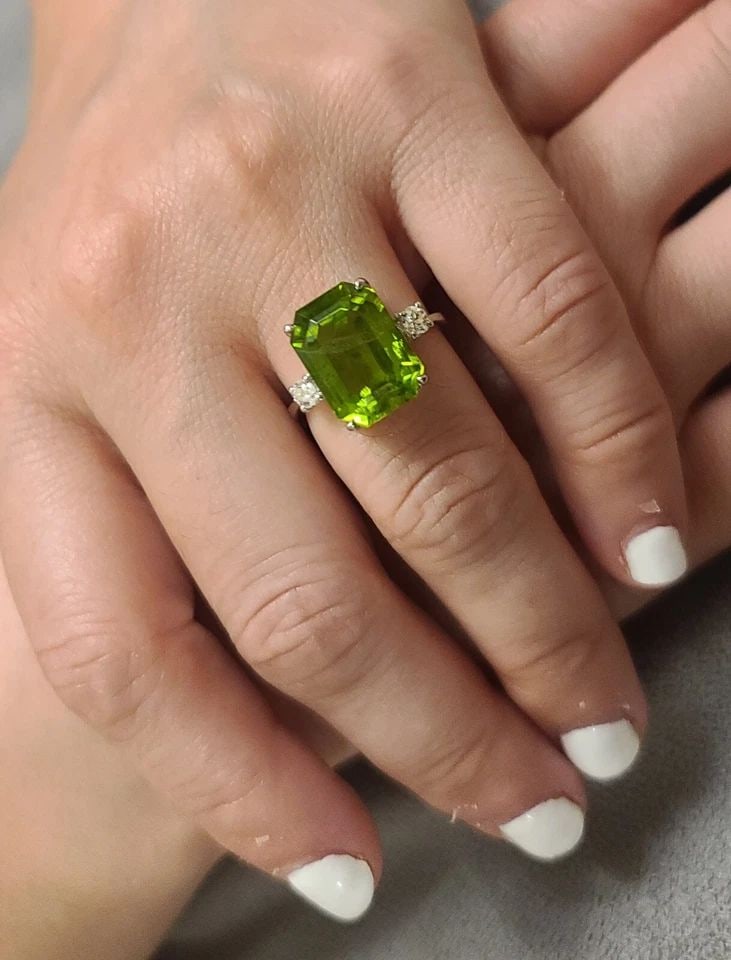 VINTAGE 14K WHITE GOLD ENGAGEMENT RING 11.44CT.NATURAL GREEN PERIDOT EMERALD CUT: VINTAGE 14K WHITE GOLD ENGAGEMENT RING 11.44CT.NATURAL GREEN PERIDOT EMERALD CUT GORGEOUS vintage 14k white gold engagement ring gem green peridot in an emerald shape Center natural green peridot in e