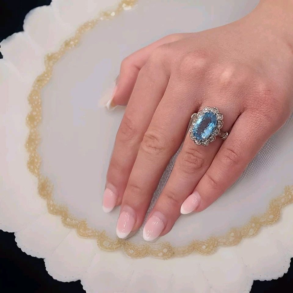 VINTAGE 14K WHITE GOLD ENGAGEMENT RING 4.75CT.NATURAL AQUAMARINE OVAL CUT 1920'S: VINTAGE 14K WHITE GOLD ENGAGEMENT RING 4.75CT.NATURAL AQUAMARINE OVAL CUT 1920'S This vintage 1920's engagement ring is a true treasure, featuring a stunning 4.75ct natural aquamarine stone. The oval 