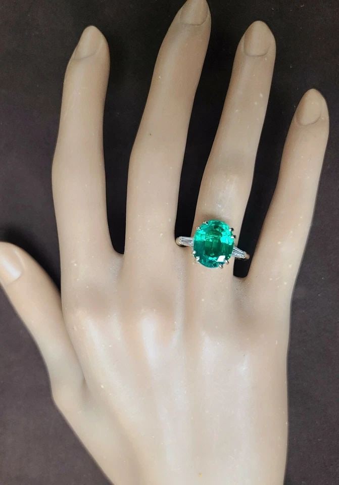 VINTAGE 14K WHITE GOLD ENGAGEMENT RING 4.38CT.LAB-GROWN GREEN EMERALD OVAL SHAPE: VINTAGE 14K WHITE GOLD ENGAGEMENT RING 4.38CT. LAB CREATED GREEN OVAL SHAPE GORGEOUS Vintage 14K WHITE GOLD gem green lab-grown emerald in oval shape center weight 4.38ct. size 12x10mm very nice rich 