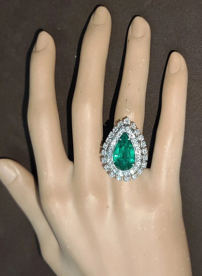 VINTAGE 14K WHITE GOLD STATEMENT RING 5.32CT.LAB GROWN GREEN EMERALD PEAR CUT: VINTAGE 14K WHITE GOLD STATEMENT RING 6.25CT.LAB GROWN GREEN EMERALD PEAR CUT This vintage 14k white gold ring is a statement piece with a lab-grown 6.25ct green emerald pear cut stone. The prong sett
