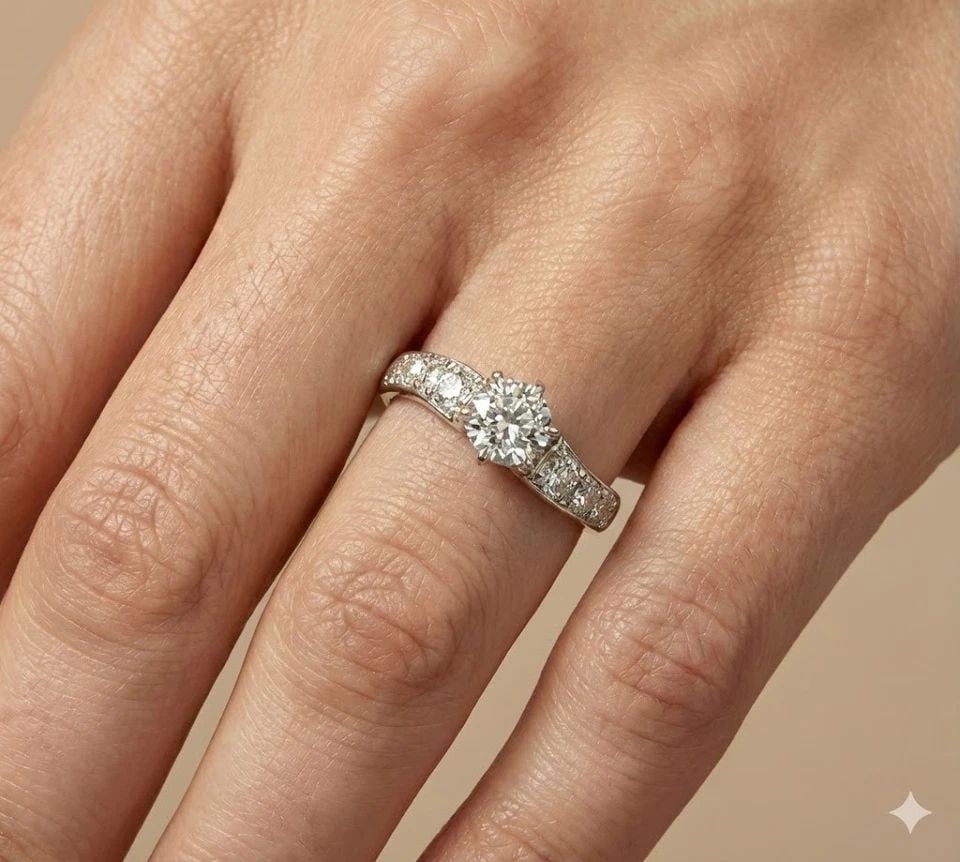 PLATINUM VINTAGE ENGAGEMENT RING 0.92CT.NATURAL ROUND DIAMOND CIRCA 1930'S: PLATINUM VINTAGE ENGAGEMENT RING 0.92CT.NATURAL ROUND DIAMOND CIRCA 1930'S This authentic Art Deco engagement ring from the 1930s features a stunning natural round white diamond approximately 0.92 car