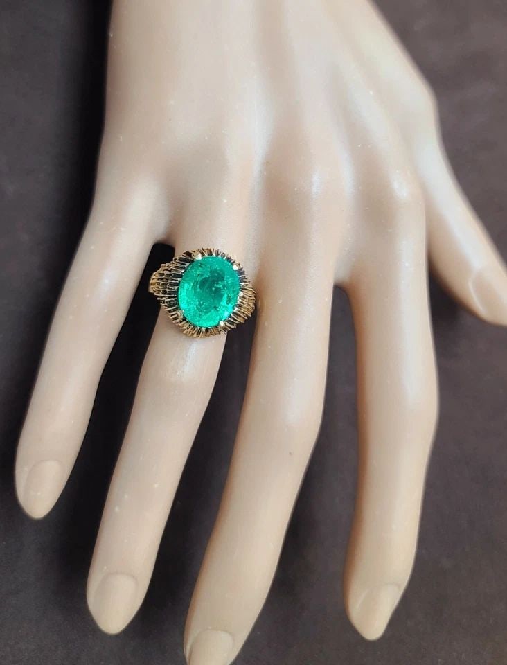 VINTAGE 14K YELLOW GOLD RING 4.52CT.NATURAL COLOMBIA GREEN EMERALD OVAL SHAPE: VINTAGE 14K YELLOW GOLD RING 4.85CT. LAB GREEN EMERALD OVAL SHAPE VINTAGE 14K Yellow gold green emerald ring. Circ 1930's CENTER Gem green lab-grown emerald In oval SHAPE WEIGHT 4.85CARAT SIZE 12x10mm