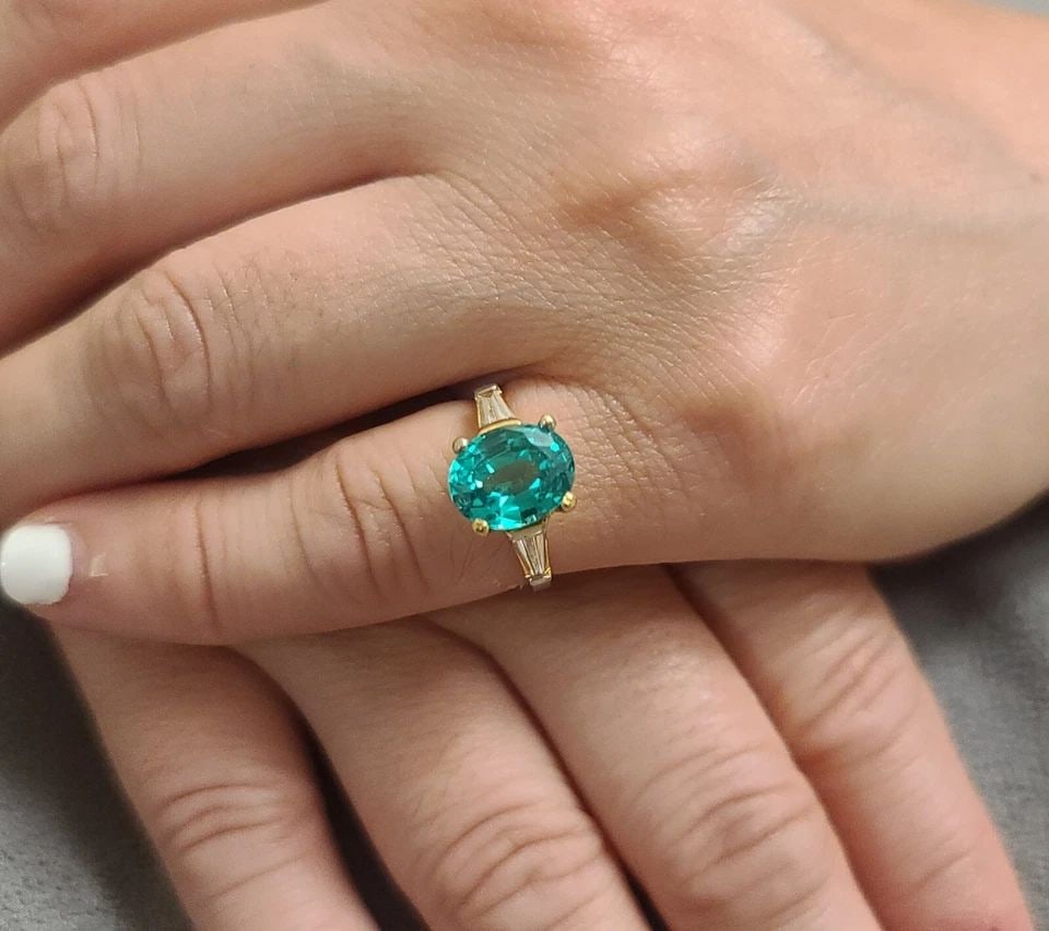 VINTAGE PLATINUM 18K YELLOW GOLD RING 3.78CT.GREEN GARNET TSAVORITE OVAL SHAPE: VINTAGE PLATINUM 18K YELLOW GOLD RING 3.78CT.GREEN GARNET TSAVORITE OVAL SHAPE Gorgeous classic elegant platinum 18k yellow gold ring gem green tsavorite Center gem lab grown green tsavorite in oval s