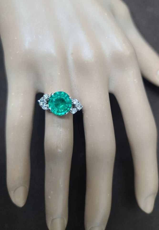 VINTAGE 14K WHITE GOLD ENGAGEMENT RING 3.05CT.LAB GROWN GREEN EMERALD ROUND CUT: VINTAGE 14K WHITE GOLD ÈNGAGEMENT RING 3.05CT. GEM ROUND GREEN EMERALD GORGEOUS Vintage 14K WHITE GOLD gem green lab grown emerald in round shape,center weight 3.05ct. size 10mm very nice rich vivid 
