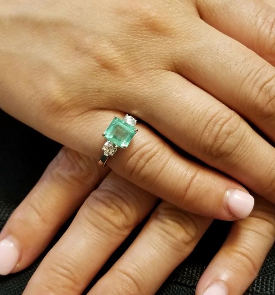 VINTAGE 14K WHITE GOLD ENGAGEMENT RING 2.49CT. NATURAL GREEN COLOMBIA EMERALD (1 of 2)
