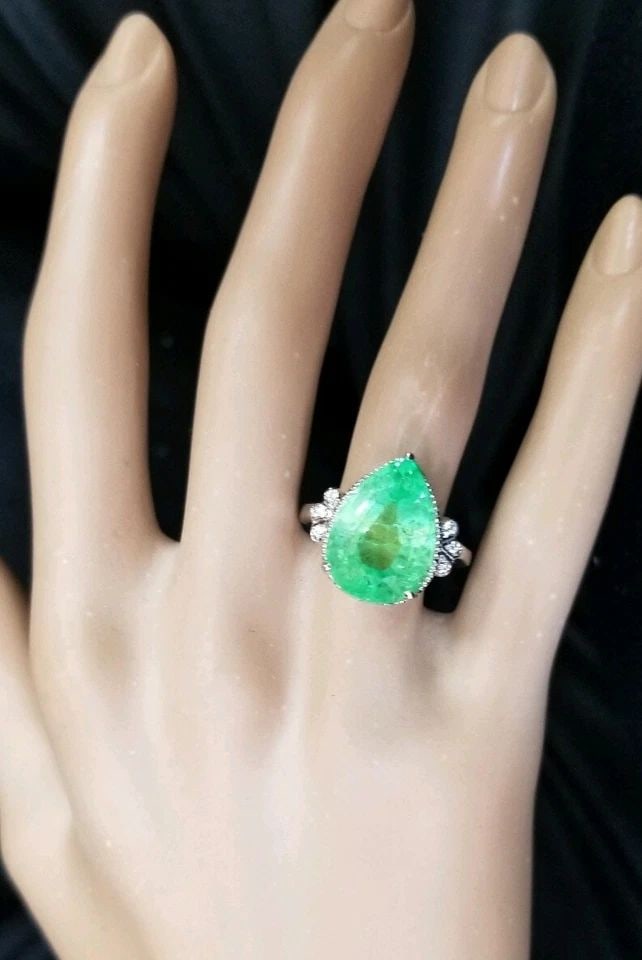 VINTAGE 14K WHITE GOLD ENGAGEMENT RING 13.55CT. LAB GROWN EMERALD PEAR SHAPE: VINTAGE 14K WHITE GOLD RING 13.55CT. COLOMBIA MINT GREEN EMERALD PEAR SHAPE GORGEOUS Vintage 14K WHITE GOLD gem mint green Colombia natural emerald in pear shape center weight 13.55ct. size 17x11.8mm 