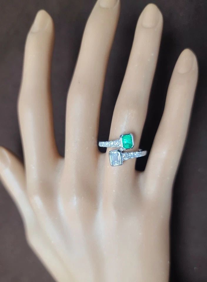 14K WHITE GOLD TOI ET MOI RING 0.82CT. DIAMOND NATURAL GREEN EMERALD: 14K WHITE GOLD TOI ET MOI RING 0.82CT. DIAMOND NATURAL GREEN EMERALD GORGEOUS Vintage 14K WHITE GOLD toi et moi ring. center set gem natural Colombia emerald in emerald shape weight 0.40ct size 5x3.5 