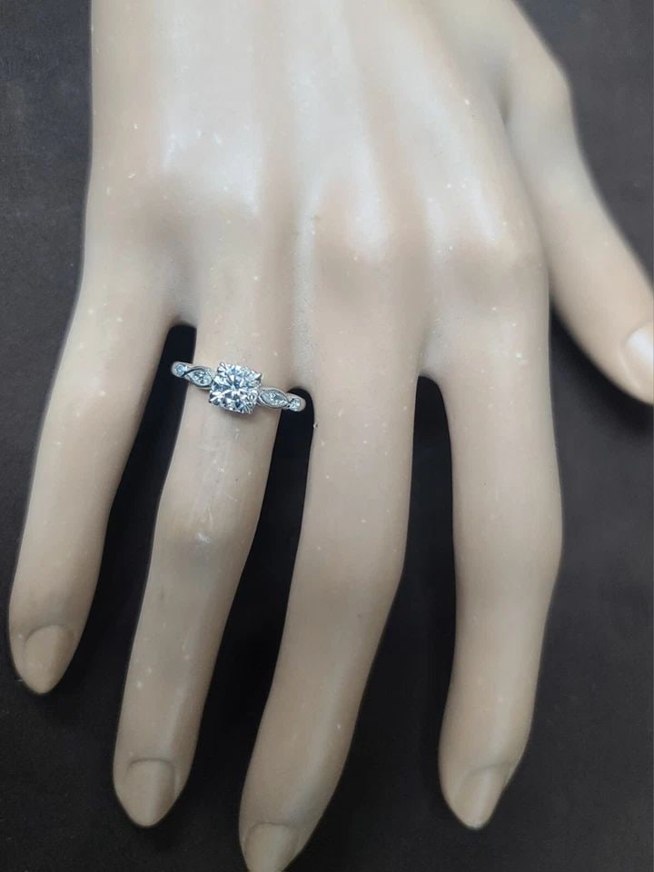 PLATINUM VINTAGE ENGAGEMENT RING 0.70CT. NATURAL ROUND CUT DIAMOND CIRC 1930'S: PLATINUM VINTAGE ENGAGEMENT RING 0.60CT. NATURAL ROUND CUT DIAMOND SI2-H Gorgeous vintage platinum Engagement ring natural round cut Diamond circ 1930's center set natural round diamond weight 0.60ct 
