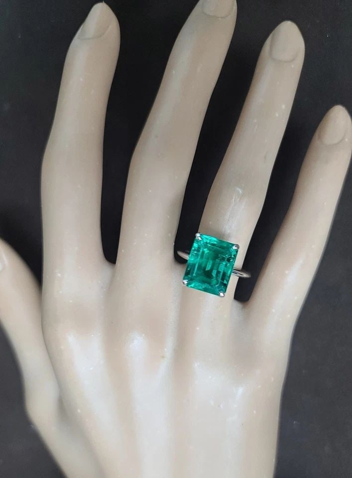 VINTAGE 14K WHITE GOLD ENGAGEMENT RING 6.31CT.LAB GROWN GREEN EMERALD CUT: VINTAGE 14K WHITE GOLD ENGAGEMENT RING 6.31CT. GREEN EMERALD RECTANGULAR SHAPE Vintage 14K white Gold Engagement green emerald ring. CENTER SET lab-grown EMERALD IN RECTANGULAR SHAPE. WEIGHT 6.31CARAT