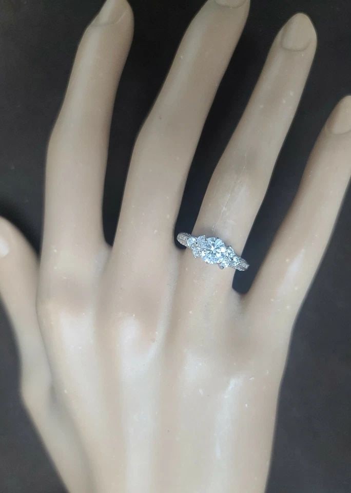 14K WHITE GOLD ENGAGEMENT RING 0.72CT. NATURAL ROUND DIAMOND (1 of 2)