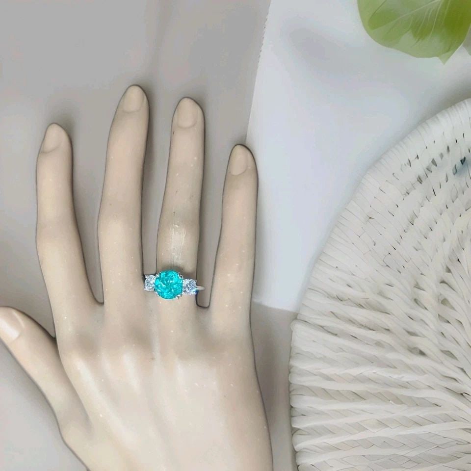 VINTAGE 14K WHITE GOLD ENGAGEMENT RING 4.10CT. BLUE NEON TOURMALINE ROUND SHAPE: VINTAGE 14K WHITE GOLD ENGAGEMENT RING 4.10CT. BLUE NEON TOURMALINE ROUND SHAPE This gorgeous vintage engagement ring is crafted in luxurious 14K white gold and showcases a breathtaking round lab-grow