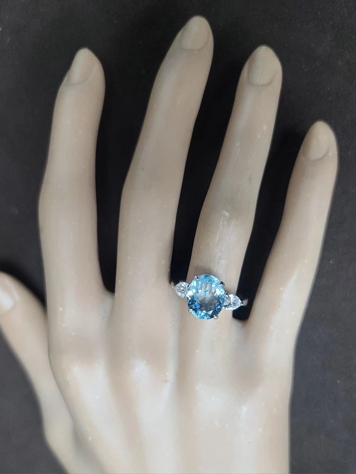 VINTAGE 14K WHITE GOLD ENGAGEMENT RING 3.02CT. NATURAL SKY BLUE AQUAMARINE OVAL: VINTAGE 14K WHITE GOLD ENGAGEMENT RING 3.02CT. NATURAL SKY BLUE AQUAMARINE OVAL This stunning vintage engagement ring features a beautiful oval-shaped natural sky blue aquamarine stone, which is 3.02 