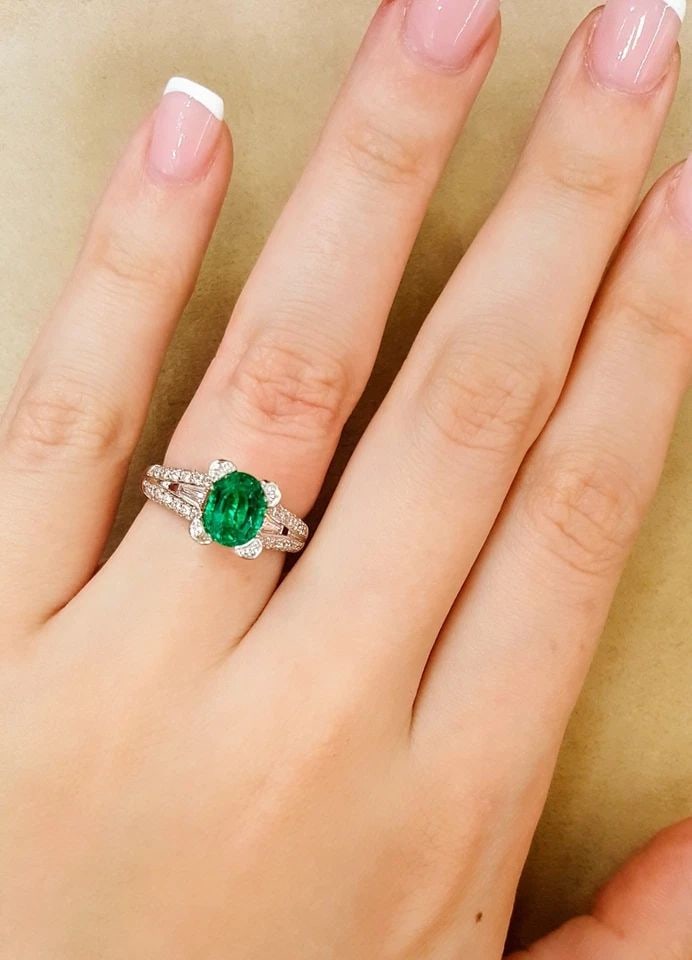 18K WHITE GOLD ENGAGEMENT RING 2.33CT. LAB GROWN GREEN EMERALD OVAL SHAPE: 18K WHITE GOLD ENGAGEMENT RING 2.33CT. GEM COLOMBIA GREEN EMERALD OVAL SHAPE GORGEOUS 18K WHITE GOLD NATURAL GREEN COLOMBIA EMERALD IN OVAL SHAPE center weight 1.33ct. Size 8X6 top fine quality emeral