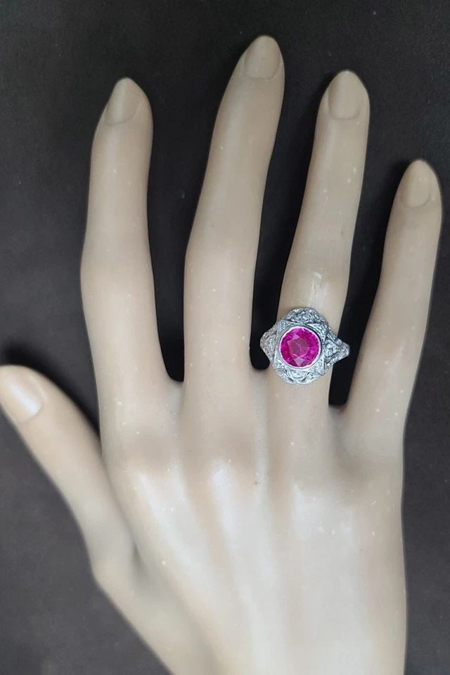 VINTAGE 14K WHITE GOLD ENGAGEMENT RING 2.92CT. GEM PINK SAPPHIRE ROUND CUT: VINTAGE 14K WHITE GOLD ENGAGEMENT RING 2.92CT. GEM PINK SAPPHIRE ROUND CUT This stunning vintage 14k white gold ring features a 2.92CT lab-grown pink sapphire in a round cut, surrounded by a bezel set