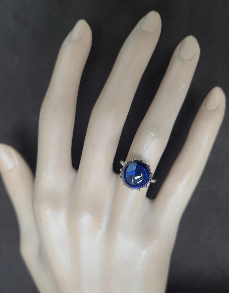VINTAGE 14K WHITE GOLD ENGAGEMENT RING 7.45CT. LAB GROWN BLUE SAPPHIRE CABOCHON: VINTAGE 14K WHITE GOLD ENGAGEMENT RING 7.45CT. BLUE SAPPHIRE CABOCHON ROUND CUT This vintage 14k white gold ring features a beautiful blue sapphire cabochon with a round cut, totaling 7.45 carats. The