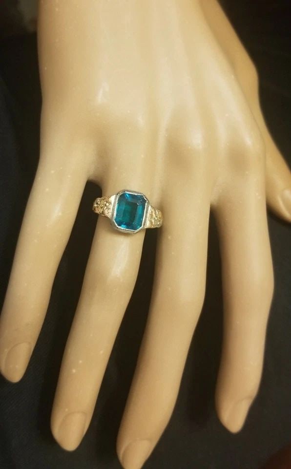 VINTAGE 14K GOLD ENGAGEMENT RING 2.45CT.LAB GROWN GREEN EMERALD RECTANGULAR: VINTAGE 14K WHITE GOLD ENGAGEMENT RING 2.45CT. GEM EMERALD RING CIRC 1920'S GORGEOUS ANTIQUE ART DECO 14K WHITE GOLD RING GEM GREEN EMERALD RING circ 1920's CENTER Lab FLUXGROWTH EMERALD weight 2.45CT
