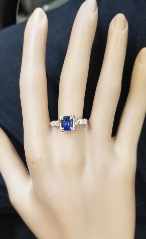 VINTAGE 14K WHITE GOLD ENGAGEMENT RING 1.52CT NATURAL UNTREATED BLUE SAPPHIRE: VINTAGE 14K WHITE GOLD ENGAGEMENT RING 1.52CT NATURAL UNTREATED BLUE SAPPHIRE GORGEOUS 14k white gold Vintage ring natural RARE untreated blue sapphire ring center Natural Sapphire in Cushion shape we