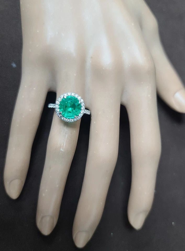 VINTAGE 18K WHITE GOLD ENGAGEMENT RING 3.05CT. LAB GROWN GREEN EMERALD ROUND CUT: 3.05 CARAT GEM COLOMBIA GREEN EMERALD 18K WHITE GOLD ENGAGEMENT RING Elevate your jewelry collection with this exquisite 3.05 carat Gem Colombia Green Emerald 18k White Gold Engagement Ring. The dazzl