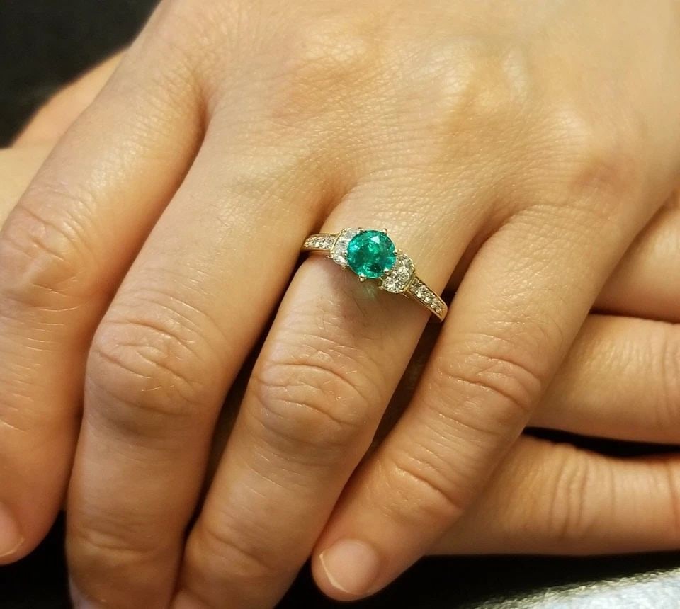18K YELLOW GOLD EMERALD & DIAMOND RING – NATURAL 0.92CT GREEN EMERALD ROUND CUT: 18K YELLOW GOLD RING 0.92CT. NATURAL GREEN EMERALD ROUND SHAPE Gorgeous 18k Yellow gold ring natural green Emerald, Center round shape weight 0.92ct. size 5.9m very nice rich medium green color nice l