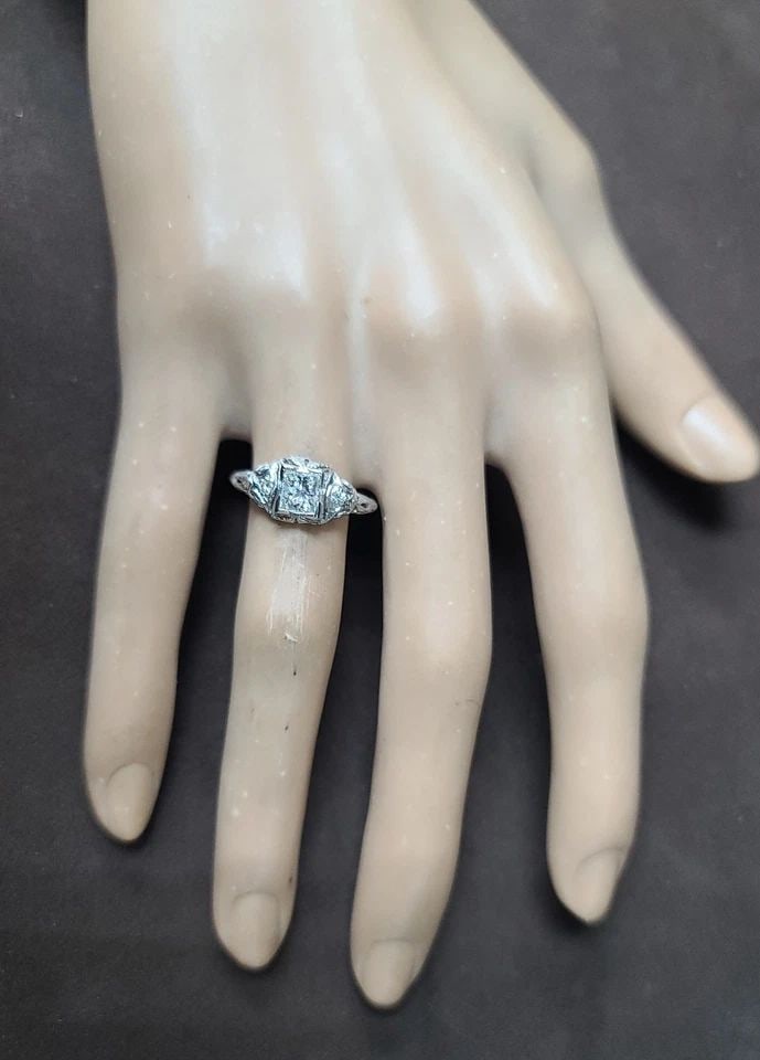 VINTAGE PLATINUM ENGAGEMENT RING 0.65CT.NATURAL PRINCESS CUT DIAMOND CIRC 1930': VINTAGE PLATINUM ENGAGEMENT RING 0.65CT.NATURAL PRINCESS CUT DIAMOND CIRC 1930' This Vintage Platinum Engagement Ring from around 1930 features a stunning Natural Princess cut Diamond with a total car