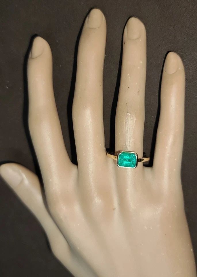 VINTAGE 14K YELLOW GOLD ENGAGEMENT RING 1.47CT.NATURAL GREEN EMERALD CUT: VINTAGE 14K YELLOW GOLD ENGAGEMENT RING 1.47CT.NATURAL GREEN EMERALD CUT This vintage 14k yellow gold engagement ring features a stunning 1.47CT natural green emerald cut gemstone as the main focal po
