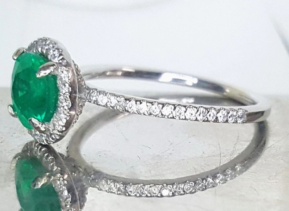14K WHITE GOLD NATURAL 1.38CT. ROUND GREEN EMERALD ENGAGEMENT RING: 14K WHITE GOLD NATURAL 1.38CT. ROUND GREEN EMERALD ENGAGEMENT RING GORGEOUS 14k WHITE GOLD natural green emerald ring center round natural green emerald weight 1.38ct size 7mm stone very lively ,very 