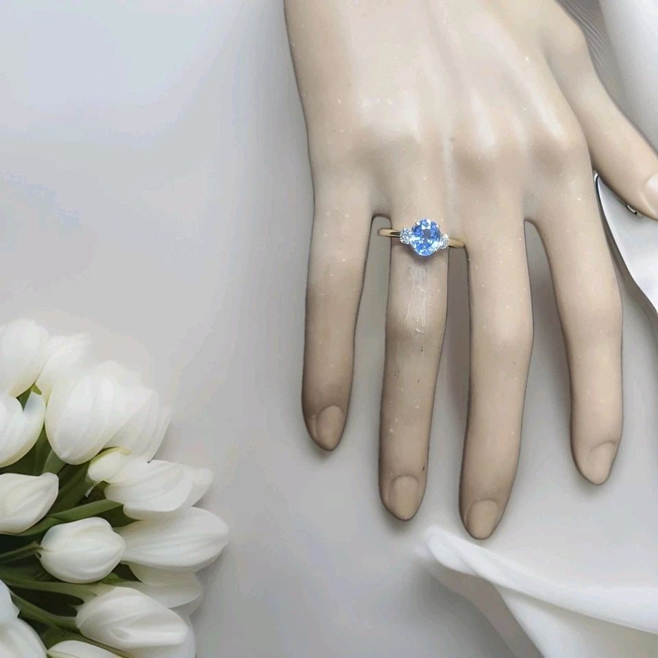 VINTAGE 14K YELLOW GOLD ENGAGEMENT RING 1.55CT.NATURAL BLUE SAPPHIRE OVAL CUT: VINTAGE 14K YELLOW GOLD ENGAGEMENT RING 1.55CT.NATURAL BLUE SAPPHIRE OVAL CUT This elegant vintage engagement ring is crafted in 14K yellow gold and features a 1.55-carat natural oval blue sapphire. T