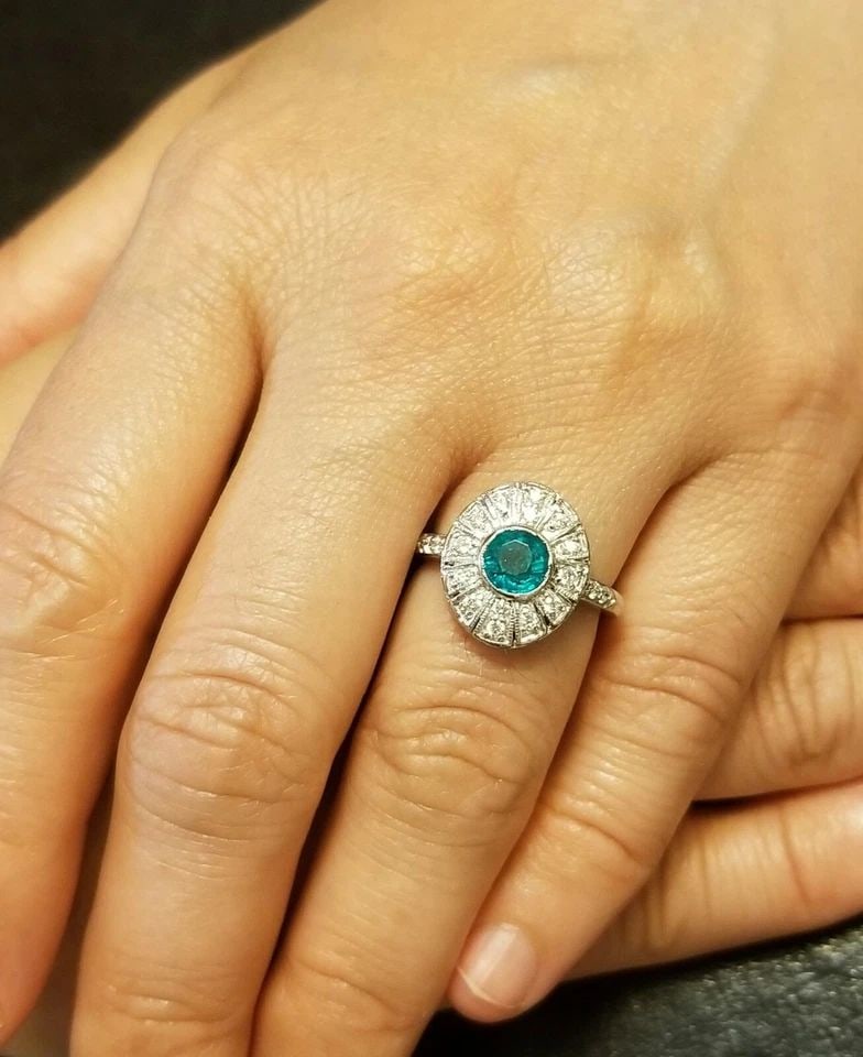 14K WHITE GOLD VINTAGE RING 1.42CT NATURAL GREEN EMERALD IN ROUND SHAPE: 14K WHITE GOLD VINTAGE RING 1.42CT NATURAL GREEN EMERALD IN ROUND SHAPE Vintage natural emerald in 14k white gold ring center natural green emerald in round shape weight 0.92ct SIZE 5.8mm side set nat