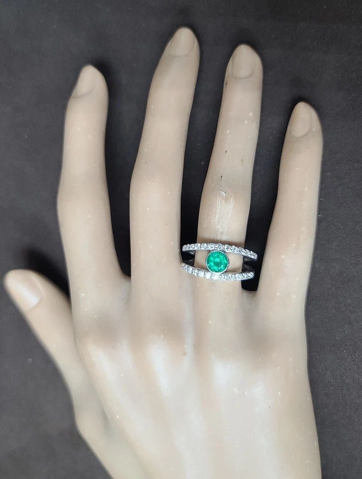 14K WHITE GOLD VINTAGE RING 1.20CT NATURAL GREEN EMERALD ROUND SHAPE: This stunning vintage ring is a must-have for any jewelry lover. Crafted from 14k white gold, it features a beautiful round-shaped natural green emerald with a diameter of 5.6mm. The gemstone's clarit