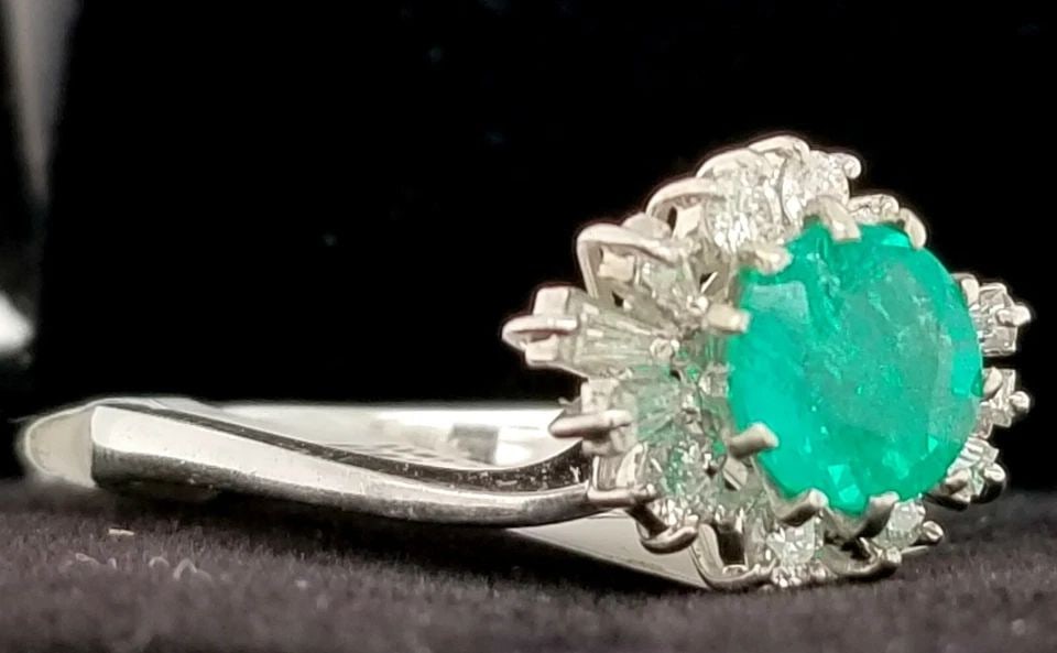 VINTAGE WHITE GOLD RING 2.14CT. GEM GREEN EMERALD IN ROUND SHAPE (1 of 2)
