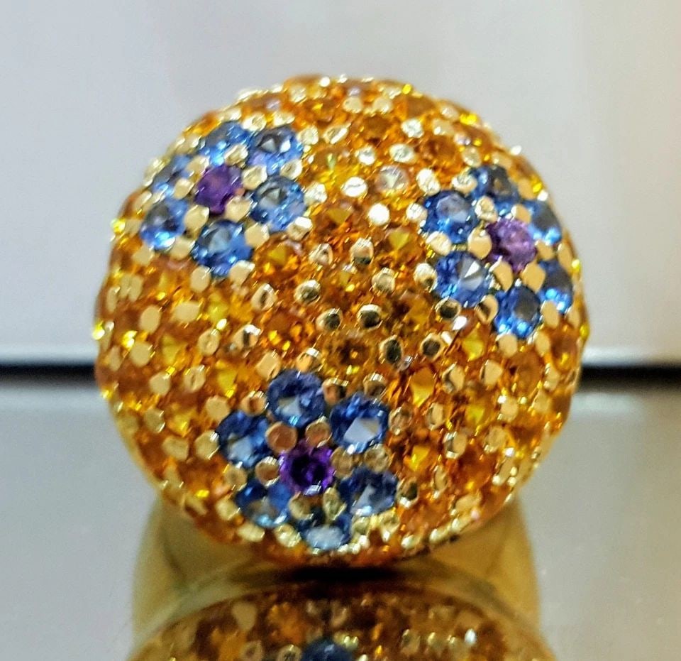 14K YELLOW GOLD RING 5.75CT. NATURAL SAPPHIRE ROUND SHAPE: 14K YELLOW GOLD RING 5.75CT. NATURAL SAPPHIRE ROUND SHAPE Gorgeous 14k yellow gold ring natural yellow and blue sapphire Round shape total weight 5.75ct. Very Nice color nice luster very lively , bril