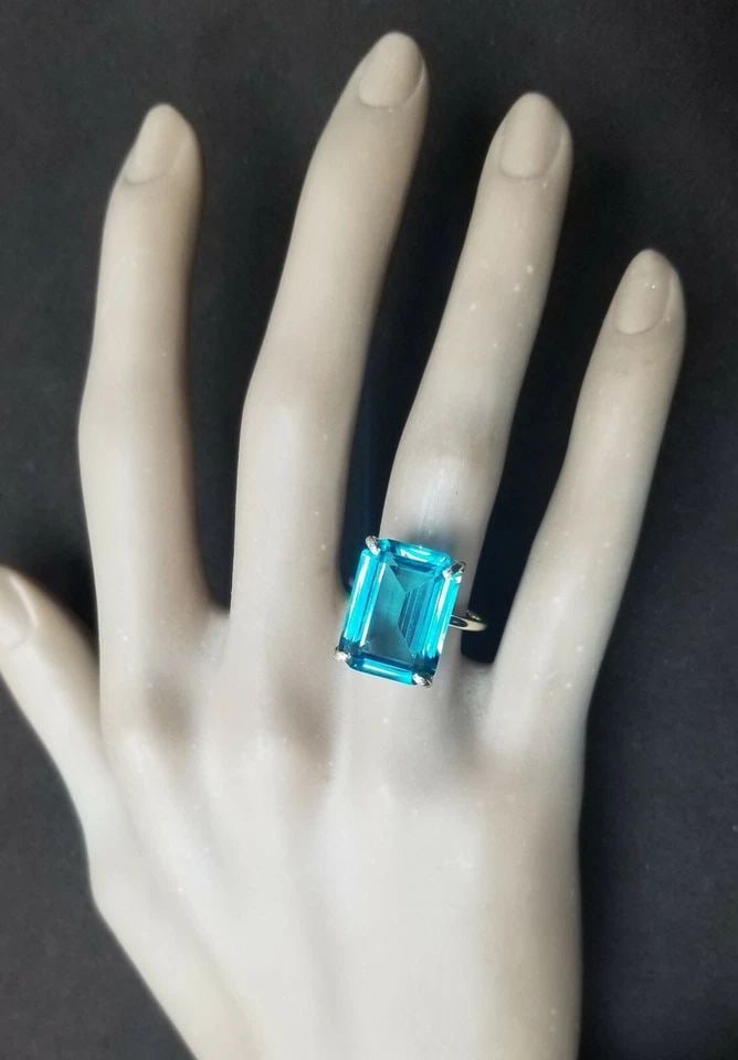 VINTAGE 14K YELLOW GOLD ENGAGEMENT RING 17.16CT.LAB GROWN BLUE AQUAMARINE: VINTAGE 14K YELLOW GOLD ENGAGEMENT RING 17.16CT. GEM AQUAMARINE EMERALD SHAPE VINTAGE 14K Yellow GOLD ENGAGEMENT sky blue aquamarine ring CENTER set lab grown aquamarine in emerald shape,WEIGHT 17.16C