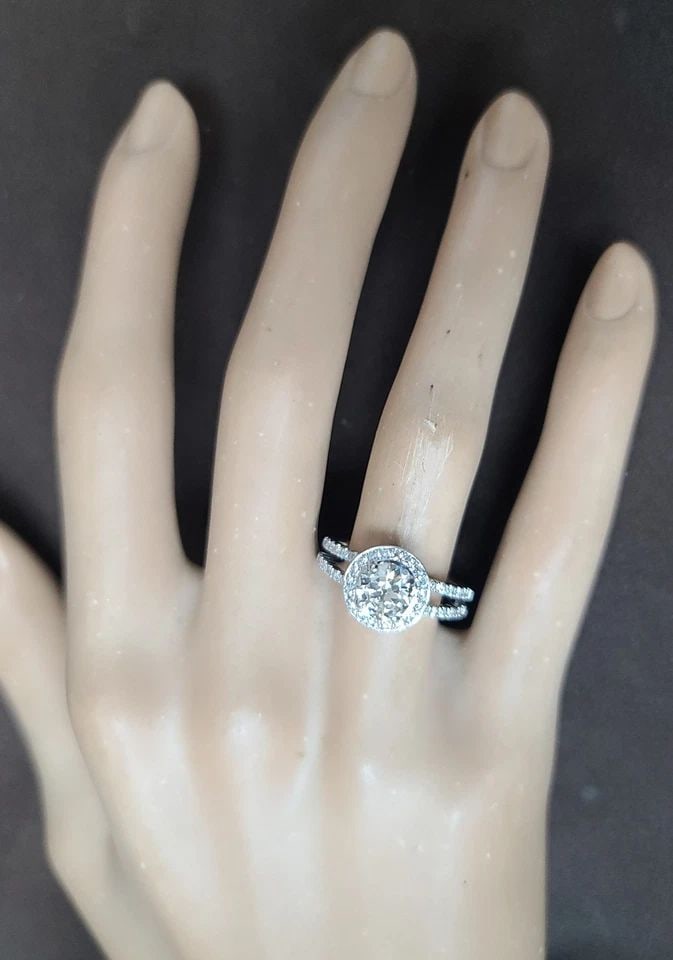 18K WHITE GOLD ENGAGEMENT RING 1.06CT.LAB GROWN ROUND DIAMOND: 18K WHITE GOLD ENGAGEMENT RING 1.06CT.LAB GROWN ROUND DIAMOND Gorgeous classic 18K white gold engagement ring center lab-grown diamond in a round shape center weight 1.06ct. Size 6.5mm SI2 clarity K-L