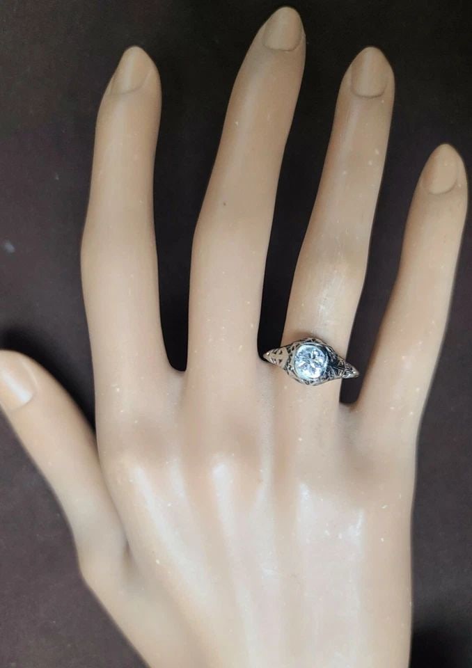 14K WHITE GOLD VINTAGE FILIGREE ENGAGEMENT RING NATURAL ROUND DIAMOND 0.52CT: 14K WHITE GOLD VINTAGE FILIGREE ENGAGEMENT RING NATURAL ROUND DIAMOND 0.52CT Stunning Vintage Art Deco filigree round cut natural Diamond 14k white gold engagement ring circ 1930's center natural roun