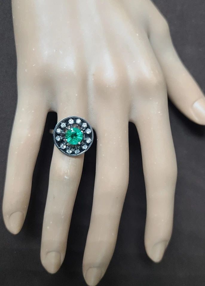 VINTAGE 14K WHITE GOLD RING NATURAL ROUND SHAPE EMERALD 1.05CT: VINTAGE 14K WHITE GOLD RING NATURAL ROUND SHAPE EMERALD 1.05CT Gorgeous vintage 14k white gold engagement ring round shape emerald. center natural round emerald weight 1.05ct. Size 6.5mm This emerald 